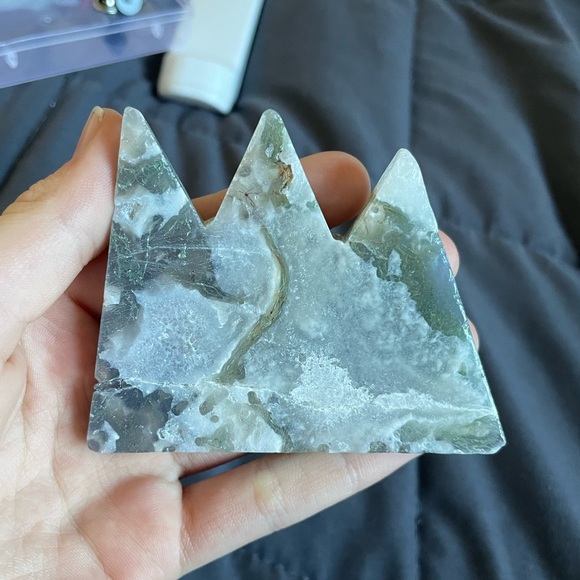 Beautiful moss agate mountain carving - Picture 1 of 2